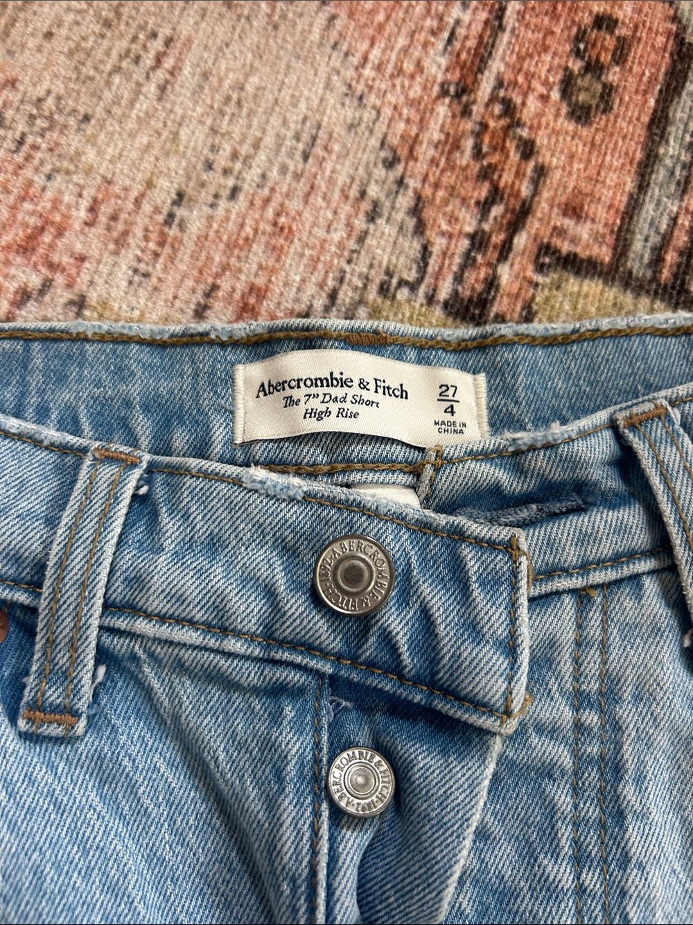 Abercrombie 7’’ Dad short Light Wash Cutoff Denim Shorts - curve love - Picture 2 of 5